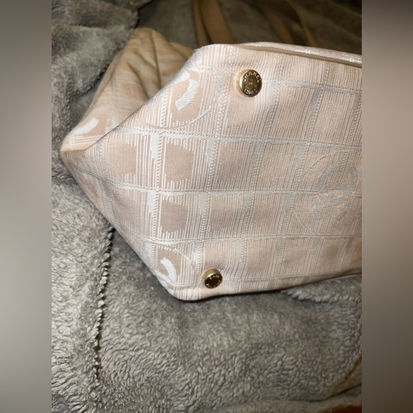 CHANEL BEIGE TOTE IN EXCELLENT CONDITION - Picture 6 of 9